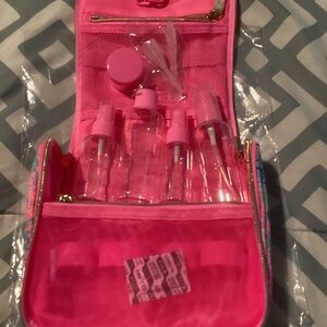 NWOT Lilly Pulitzer Hanging Travel Case “Splendor In The Sand”